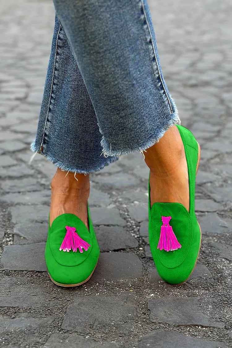 Grüner Loafer mit einer lebhaften fuchsienfarbigen Quaste – Bild 2