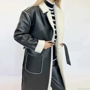 Elegantes Outfit aus Lammwolle und PU-Leder mit Gürtel