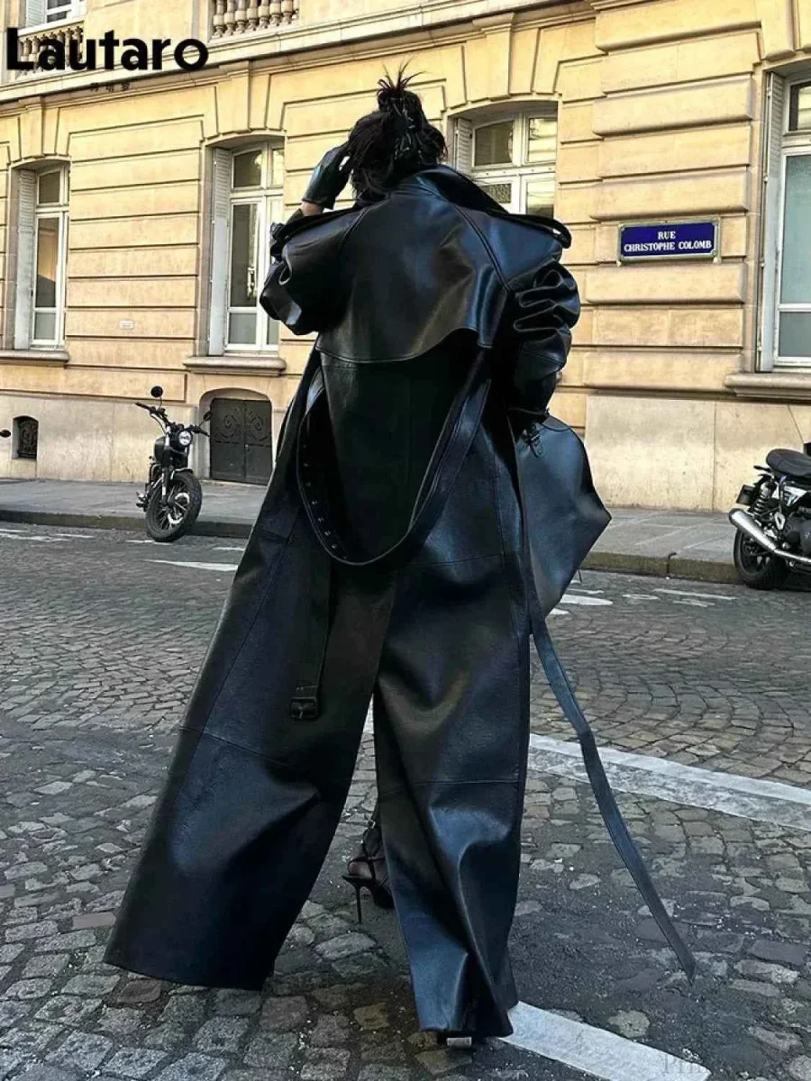 Eleganter schwarzer PU-Lederübermantel mit dramatischer hoher Schlitzausschnitt