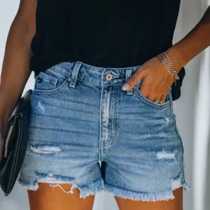 Kurze, zerrissene Jeans in mittlerer Taille für einen lässigen und trendigen Stil