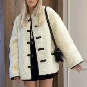 Minimalistischer einfarbiger Mantel mit Hornknopf und Sherpa-Futter