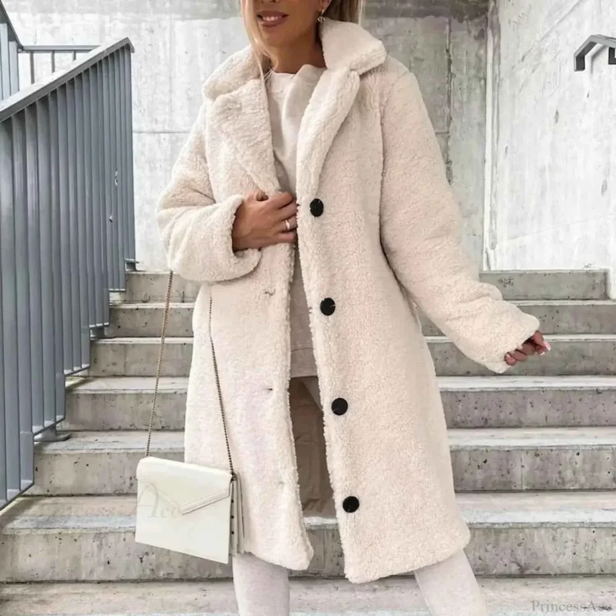 Eleganter einfarbiger Wollmantel mit Gürtel für einen anspruchsvollen Stil
